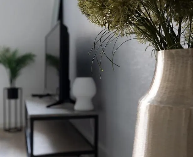 2ndhomes Cozy, Modern Courtyard With Great Location *